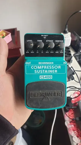 Pedal Behringer Compressor Sustainer CS400 para Guitarra / Baixo