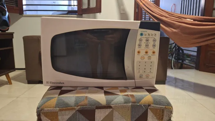 Microondas Eletrolux retirar peças