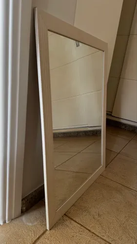 Espelho com moldura clara 