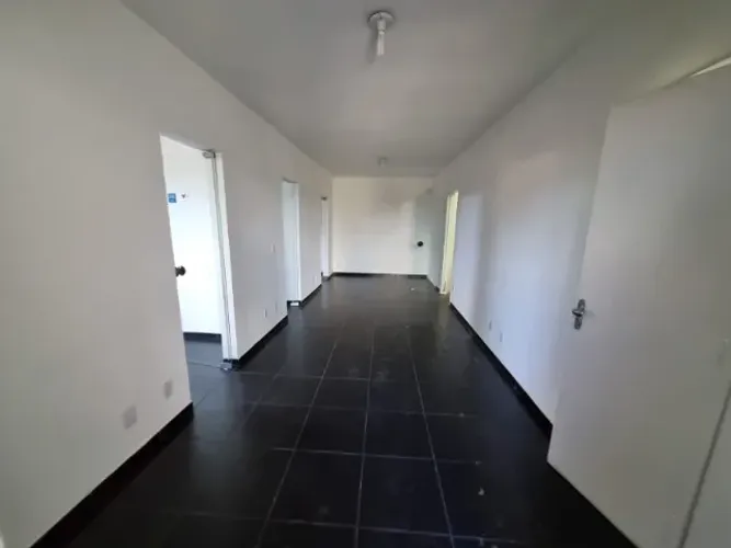 Ambiente Único Com 03 Salas, OU Sala individuais, Rol De Acesso e Banheiro e Recepção.