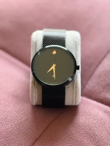 Relógio Movado preto com pulseira de malha