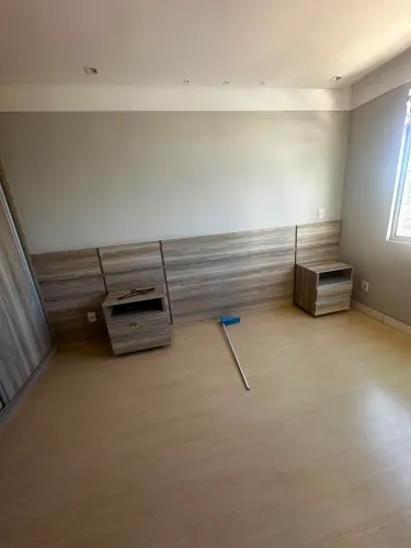 Cabeceira de cama conjugada com criado e painel de TV