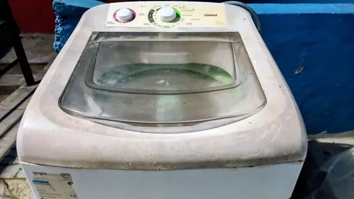 Vende-se Máquina de lavar CONSUL 8 kg, para retirada de peças.