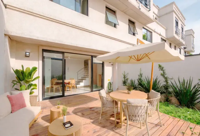 Sobrado em condomínio fechado de 157 m² com 3 quartos, uma suíte, semimobiliado no Jardim 