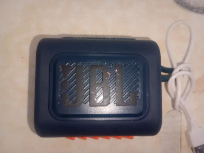Vendo caixa de som JBL original com carregador e aprova de água,por 30