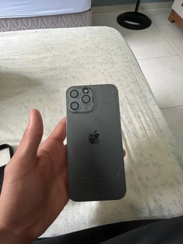 Vendo iPhone 13 Pro Max 128gb 74% bateria capacidade,defeito trazera quebrada  