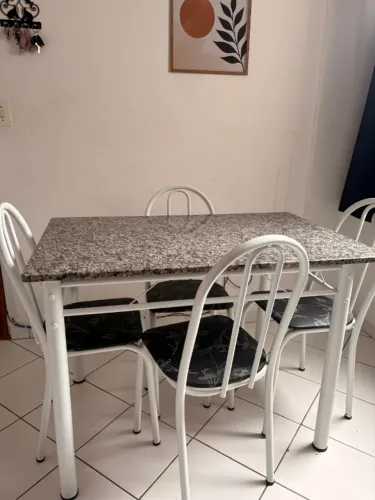 Mesa de Jantar com Tampo de Granito e 4 Cadeiras - Conjunto Completo