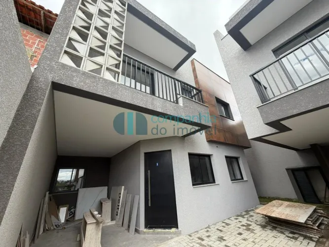 Triplex em condomínio, novo, Xaxim