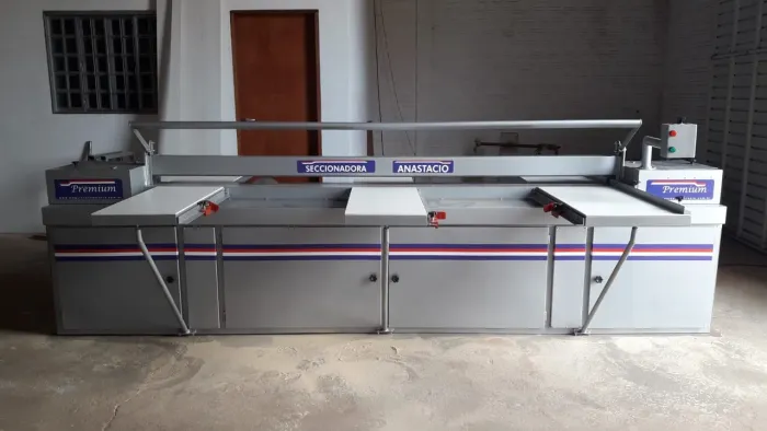 Máquina seccionadora para MDF com riscador