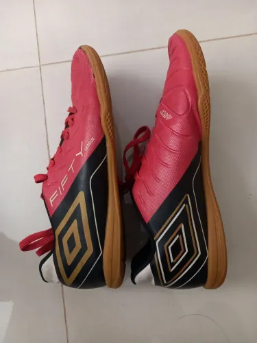 Chuteira futsal Umbro tamanho 38 com defeito
