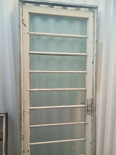 Porta de ferro com Marco 210x80<br>Retirada bairro xangrila.<br>Aceito cartão <br>Medidas 210x80