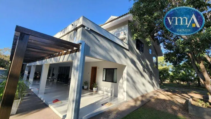 Vendo Sobrado , 490,00 m2, 5 Suítes, Condomínio Flor do Cerrado, Região Jardim Vitória, Cu