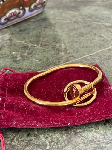 Vendo um conjunto,bracelete e um anel