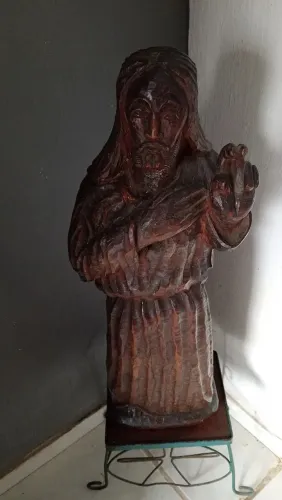 Escultura em madeira,dormente de trem 70cm