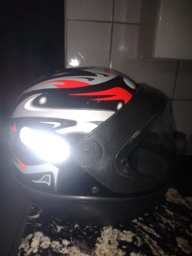 Capacete semi novo