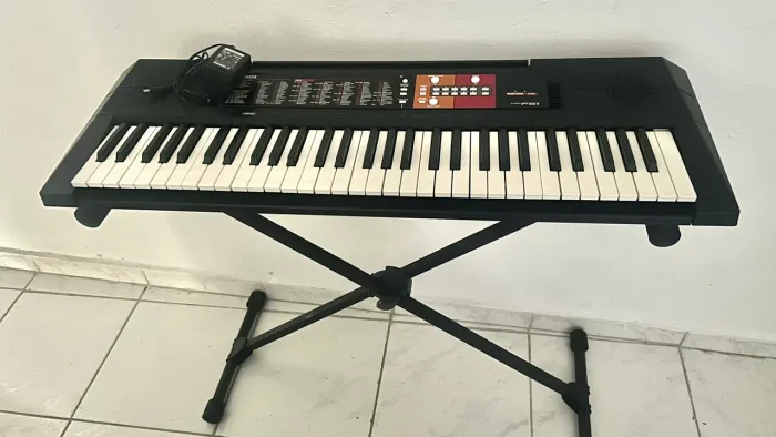 Teclado Yamaha PSR-F51 Semi Novo + Suporte e Fonte | Perfeito Estado!