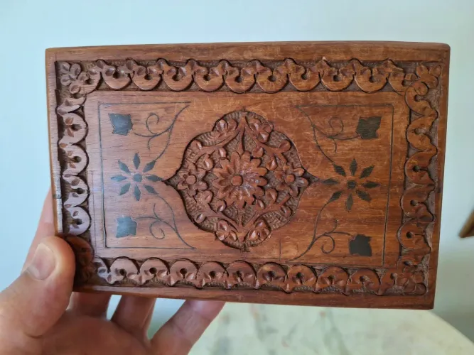 Caixinha Indiana esculpida à mão em ROSEWOOD