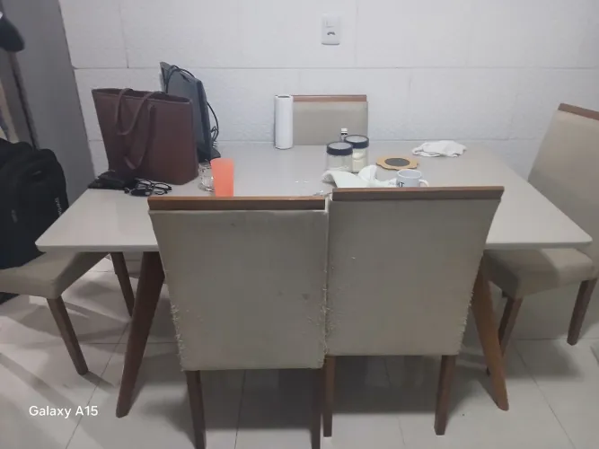 Mesa em mdf com 6 cadeiras