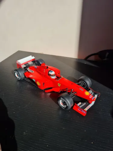 Miniatura Hot Wheels Ferrari F399 Michael Schumacher 1:18