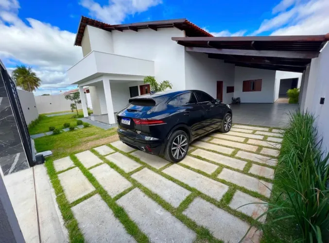 Em Patos: Casa Completa com 4 Quartos, Piscina, Área Gourmet e Ampla Área Verde