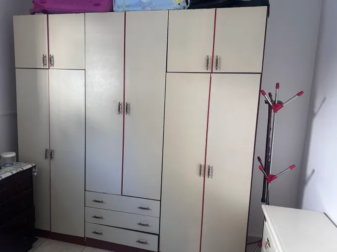 DOANDO guarda-roupa bom, mas com cupim.