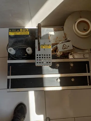 Máquina coladeira de fita de borda
