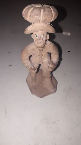 Boneco antigo de barro