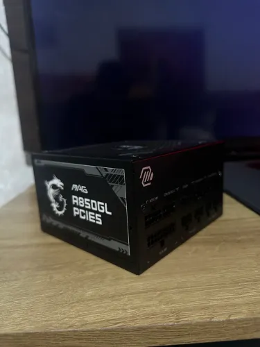 Vendo fonte MSI 850W, em excelente estado de funcionamento.