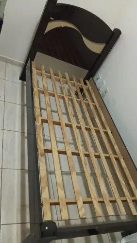 Vendo cama de solteiro laqueada