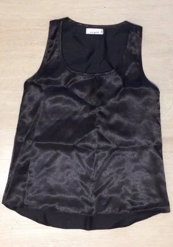 Camiseta preta acetinada