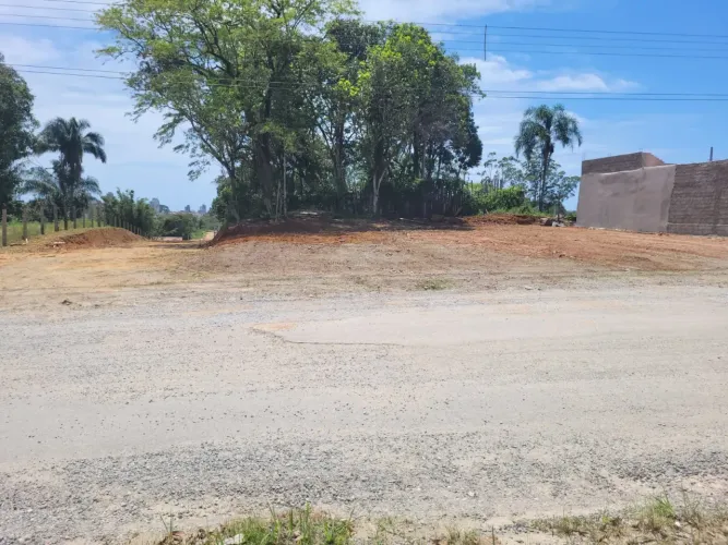 Terreno de Esquina em Piçarras: 493m² para Grandes Oportunidades!