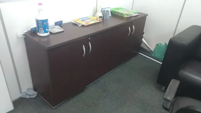 Arca Buffet em madeira boa qualidade, cor marrom escuro,