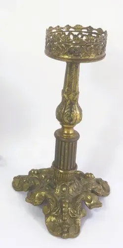 Exuberante Abajur em bronze dourado ricamente trabalhado em auto relevo *Descrição