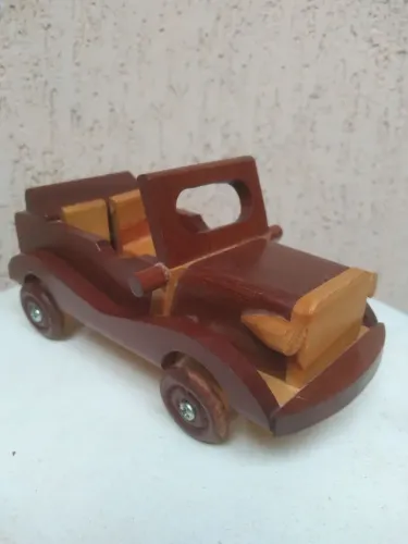 Carrinho de Madeira envernizado