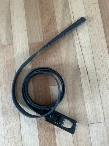 Cinto Fino Preto com Estampa de Cobra