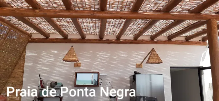 Área externa com pergola de bambu