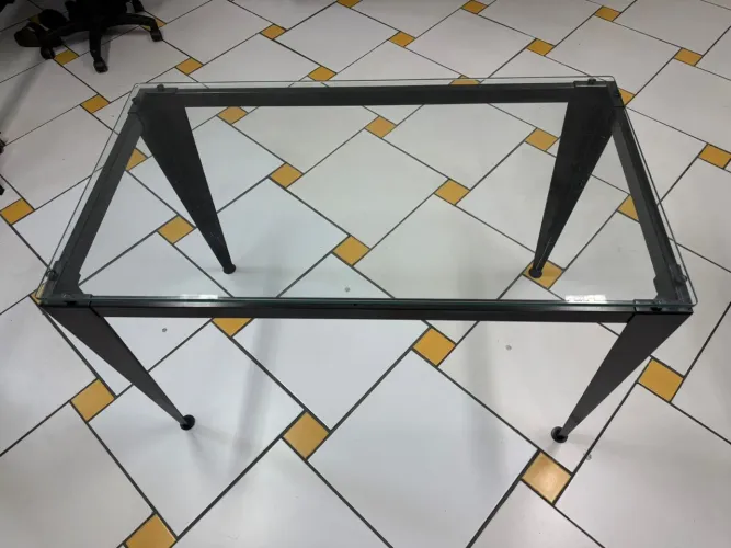 Mesa de centro com tampo de vidro e estrutura metálica