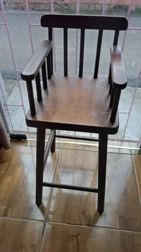 Cadeira infantil restaurante