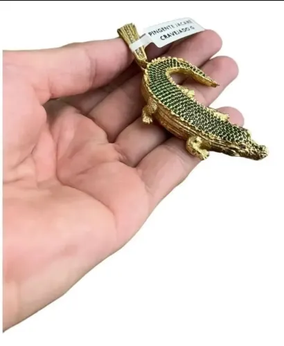 Pingente Jacaré G Cravejado banhado a Ouro 18 k- Luxo e Estilo!