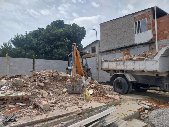 Aluguel de retroescavadeira,e caminhão