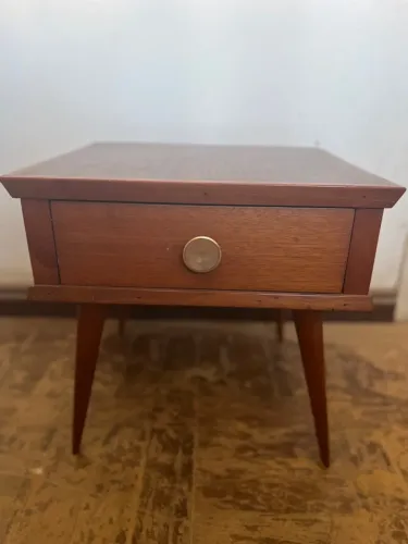 Mesa de cabeceira retrô em madeira e pés palito