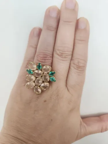 Anel com design arrojado, Pedras Rosê e Verde