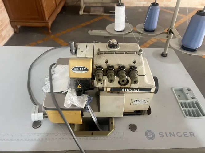 Máquina de Costura Industrial Singer 2442 overloque 5 fios
