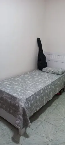 Cama com colchão de solteiro com design moderno