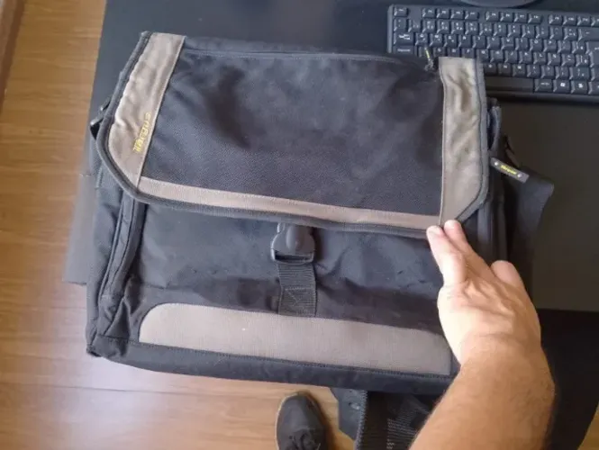 Bolsa de mão super espaçosa para estudar ou trabalhar antiga e muito bonita
