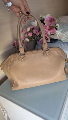 Bolsa de mão bege em couro da Victor Hugo