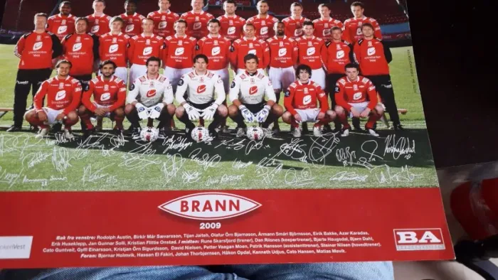 Foto autografada da equipe de futebol norueguês Brann semi novo