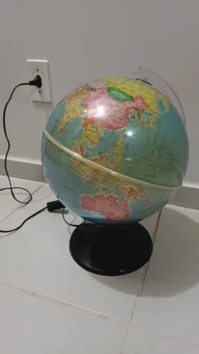 Globo terrestre iluminado
