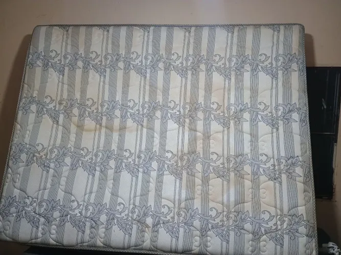 Cama modelo quin size, ela e usada mais em ótimo estado de conservação.