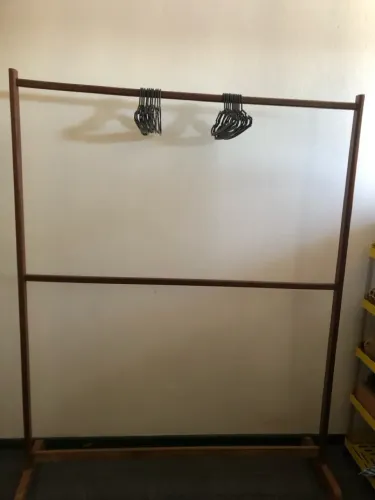 Arara de roupa de madeira